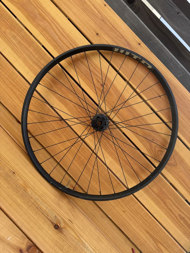 Přední zapletené kolo s nábojem SRAM a ráfkem WTB kom trail 15x110mm