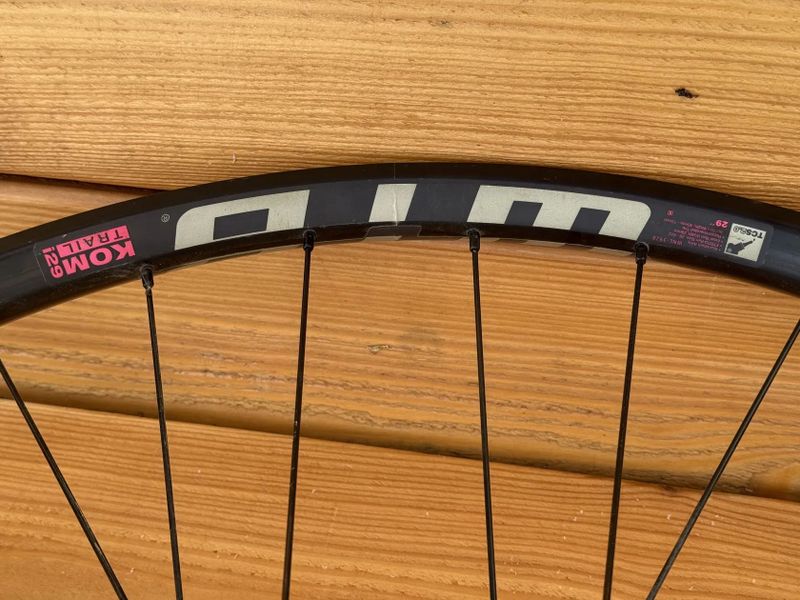 Přední zapletené kolo s nábojem SRAM a ráfkem WTB kom trail 15x110mm