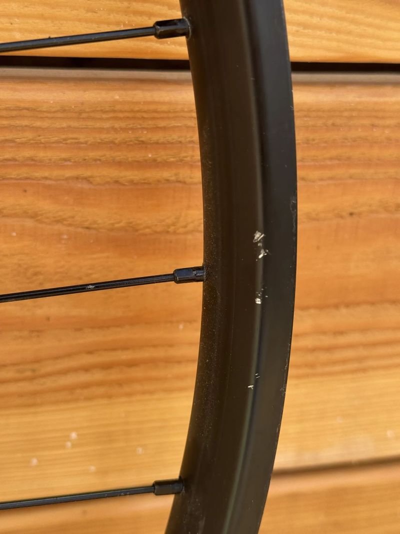 Přední zapletené kolo s nábojem SRAM a ráfkem WTB kom trail 15x110mm