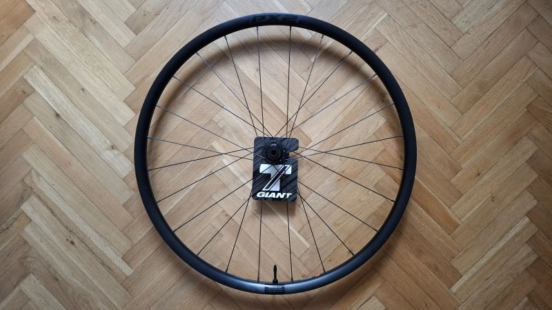 Zapletená gravel kola Giant P-X2 Disc