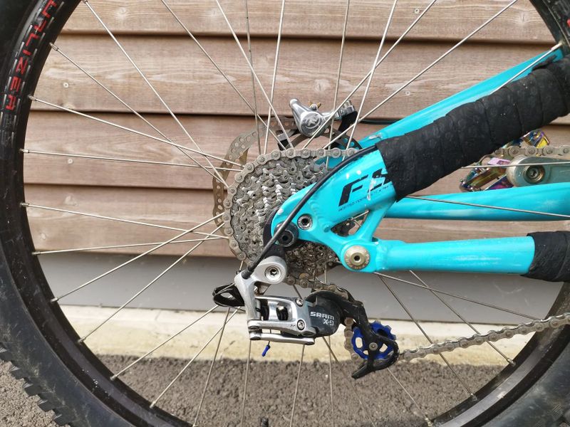 Kolo Specialized SX Trail three, sjezdové-trail