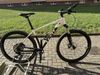 LEVIT Notos 3 HT, sada Shimano Deore, vzduchová vidlice Suntour
