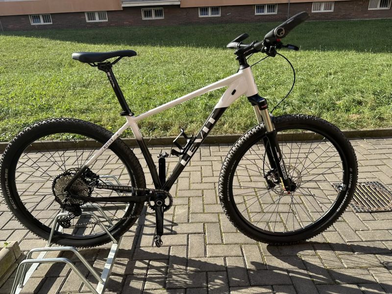 LEVIT Notos 3 HT, sada Shimano Deore, vzduchová vidlice Suntour