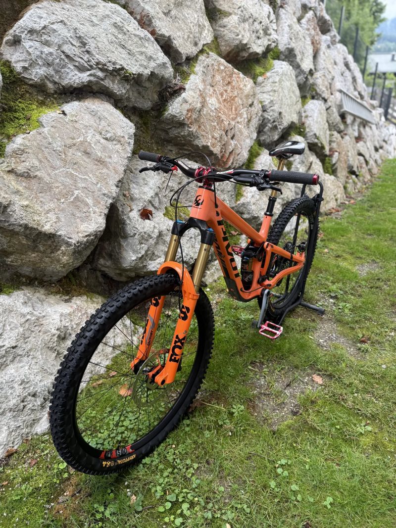 Pivot Firebird, velikost M (postava 1,73 - 1,83), oranžový, kashima, nové komponenty