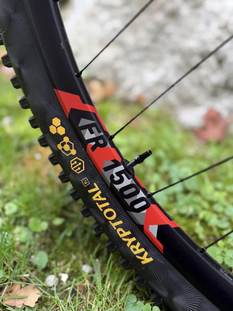 Pivot Firebird, velikost M (postava 1,73 - 1,83), oranžový, kashima, nové komponenty