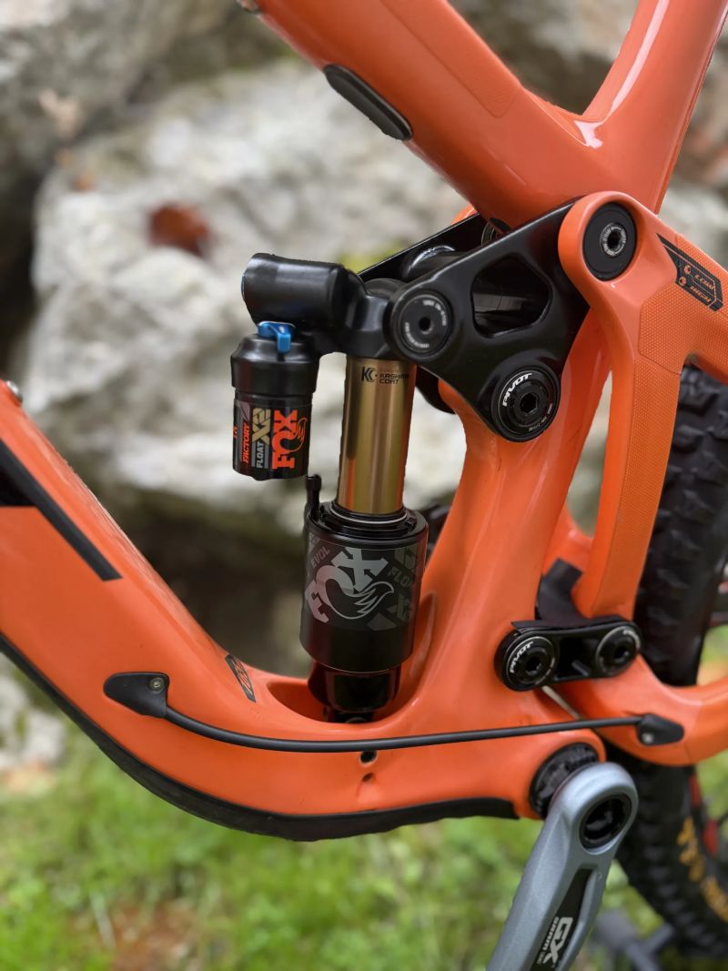 Pivot Firebird, velikost M (postava 1,73 - 1,83), oranžový, kashima, nové komponenty
