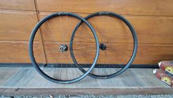 karbonová sada kol HUNT Adventure Carbon 27,5 650B Disc bezhákové Centerlock SRAM XDR