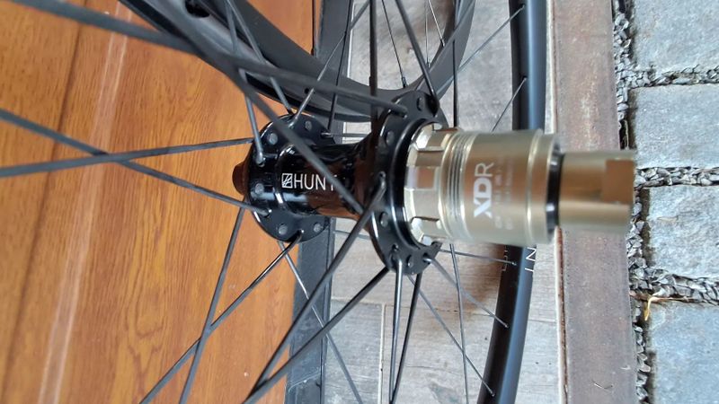 karbonová sada kol HUNT Adventure Carbon 27,5 650B Disc bezhákové Centerlock SRAM XDR
