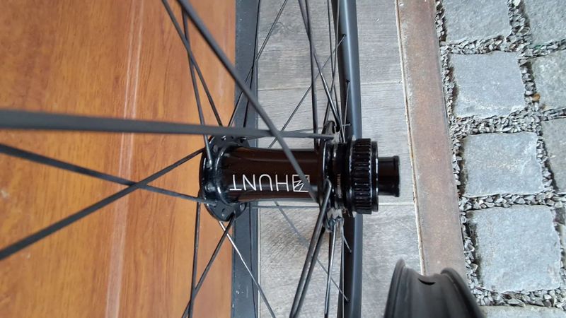 karbonová sada kol HUNT Adventure Carbon 27,5 650B Disc bezhákové Centerlock SRAM XDR