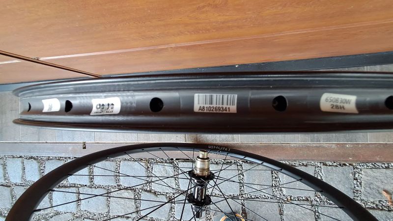 karbonová sada kol HUNT Adventure Carbon 27,5 650B Disc bezhákové Centerlock SRAM XDR