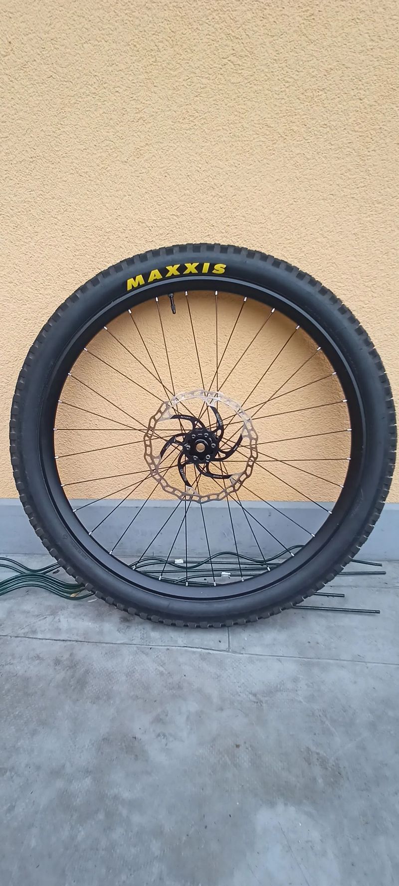 Industry 9+dt swiss+maxxis