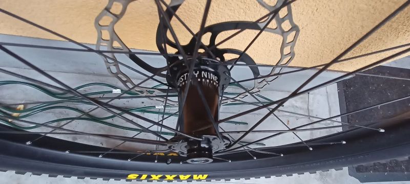Industry 9+dt swiss+maxxis