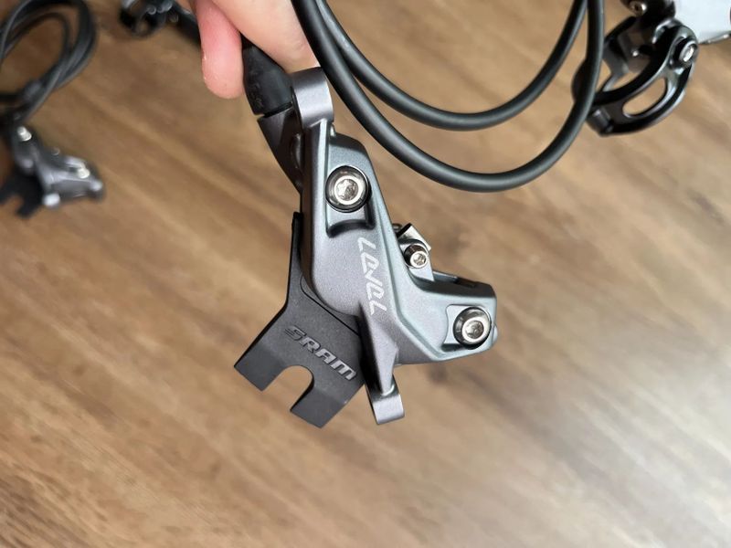 Sram Level Bronze Stealth 4-pístkové