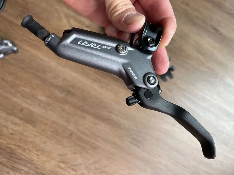 Sram Level Bronze Stealth 4-pístkové