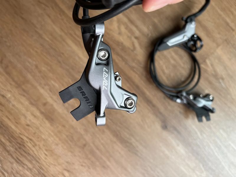 Sram Level Bronze Stealth 4-pístkové