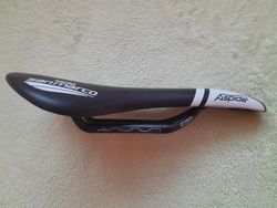 Selle San Marco Aspide Dynamic Wide, karb.ližiny,142 gramů, 275x142