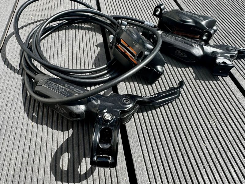 Čtyřpístové hydraulické kotoučové brzdy SRAM Code R