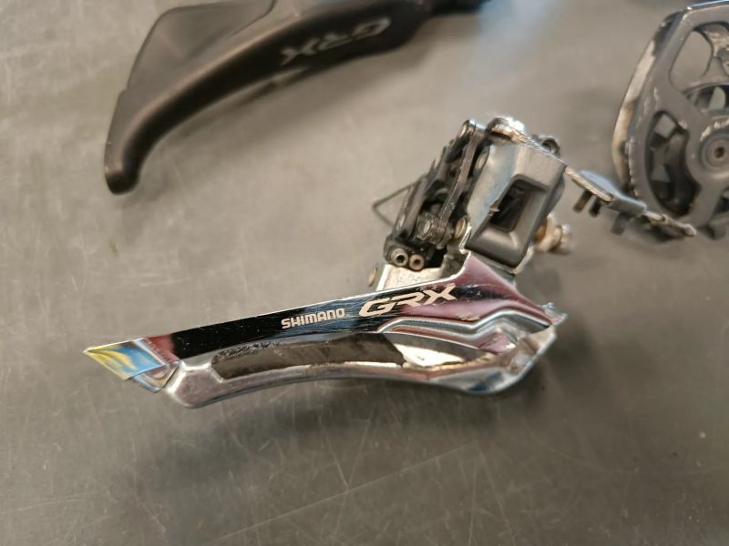 Sada řazení a brzd Shimano GRX600/810