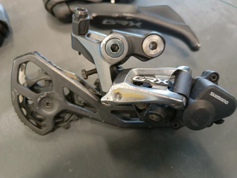 Sada řazení a brzd Shimano GRX600/810