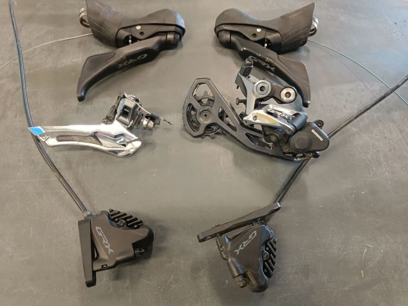 Sada řazení a brzd Shimano GRX600/810