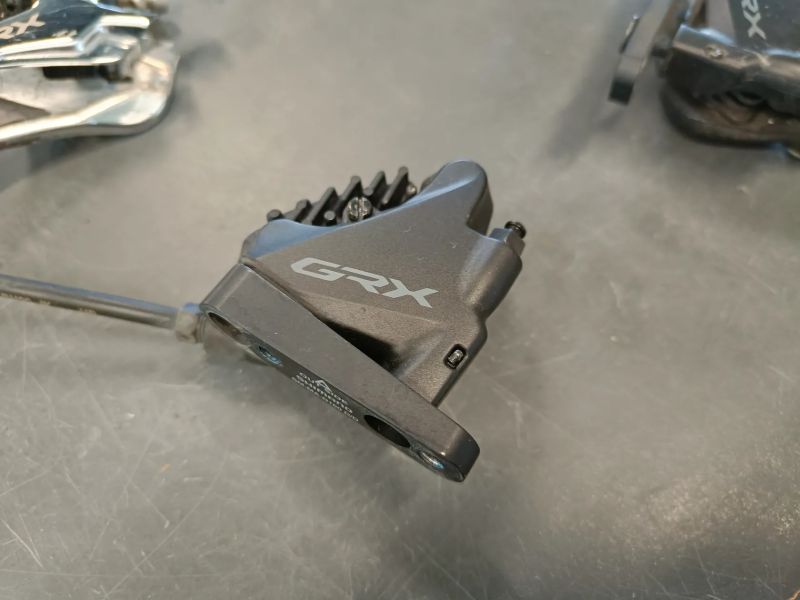 Sada řazení a brzd Shimano GRX600/810