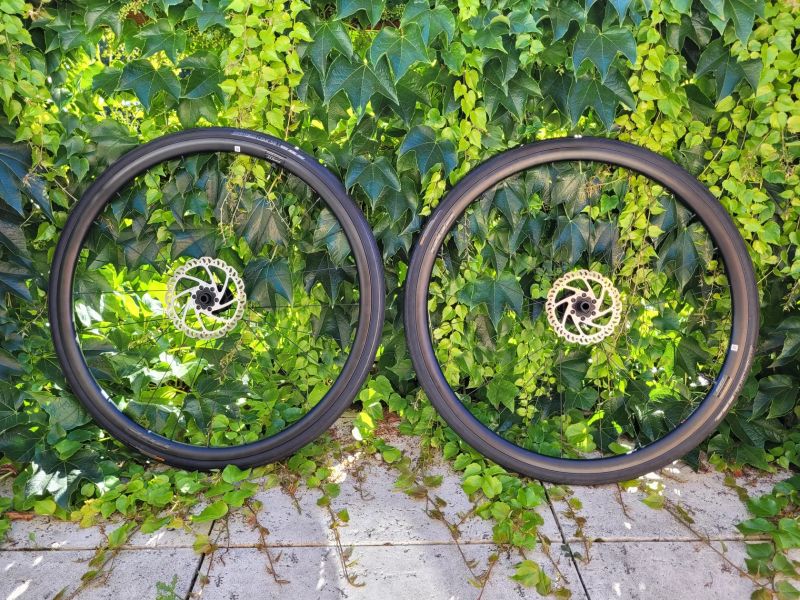 Nová hliníková silniční kola na kotoučové brzdy Giant PR2, ořech Shimano, včetně plášťů a kotoučů