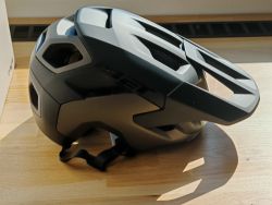 MET REVO MIPS ČERNÁ -58/62