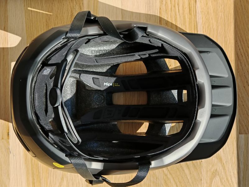 MET REVO MIPS ČERNÁ -58/62