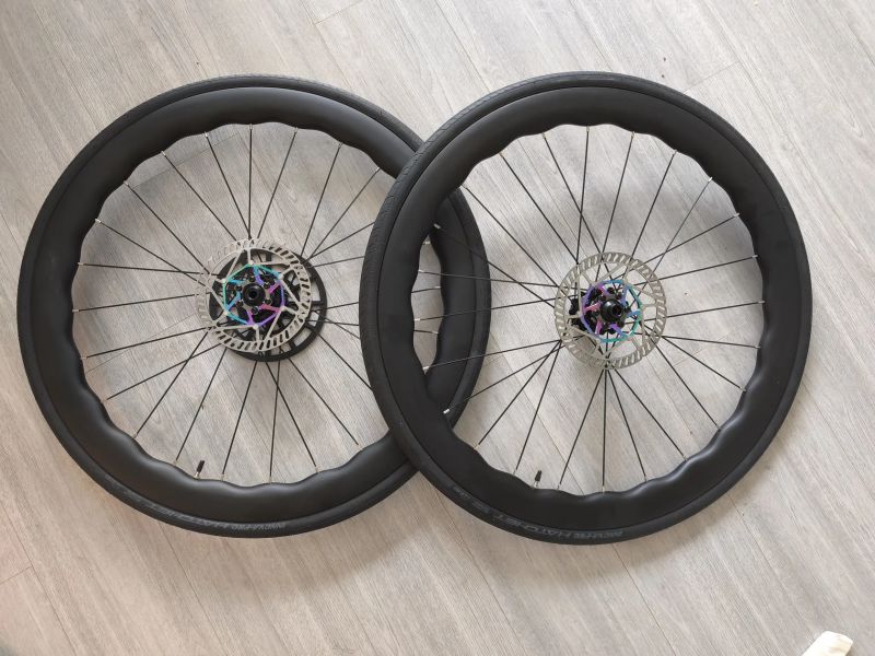 Karbonová 50mm silniční kola Retrospec včetně kotoučů a plášťů 