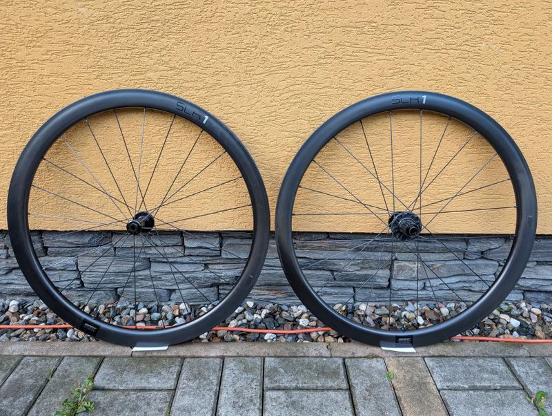 Karbonová kola Giant SLR1 42mm s novými plášti Cadex Race