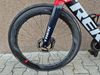 Trek Madone SLR 7 Gen 6 velikost 58 (180-185 cm) navy carbon smoke/viper red