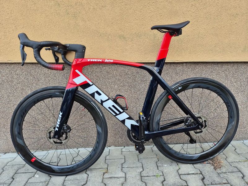 Trek Madone SLR 7 Gen 6 velikost 58 (180-185 cm) navy carbon smoke/viper red