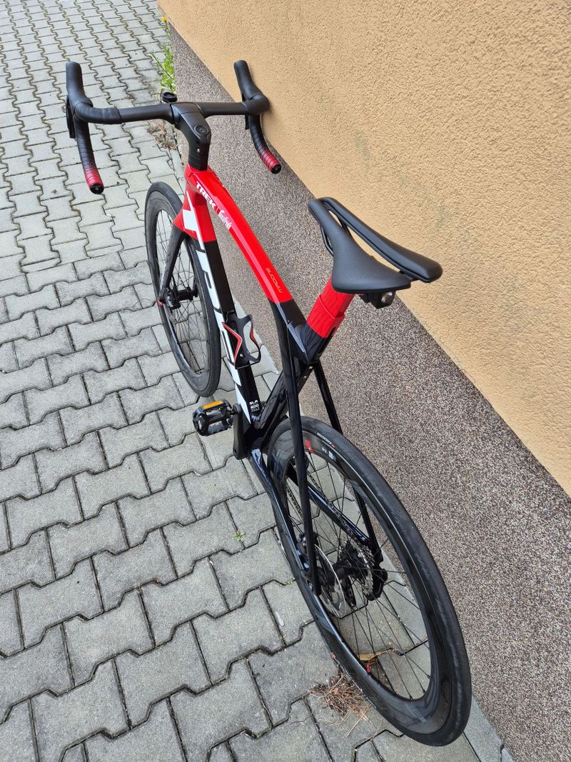Trek Madone SLR 7 Gen 6 velikost 58 (180-185 cm) navy carbon smoke/viper red