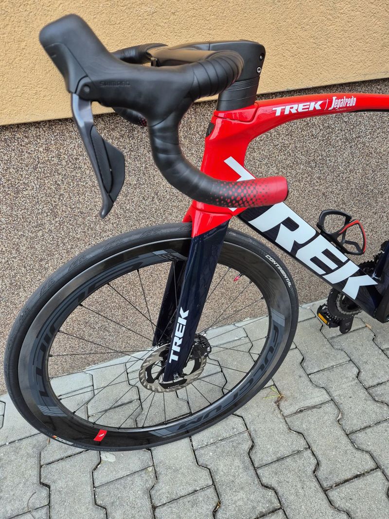 Trek Madone SLR 7 Gen 6 velikost 58 (180-185 cm) navy carbon smoke/viper red
