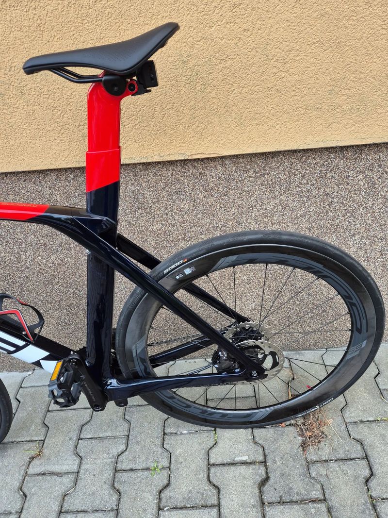 Trek Madone SLR 7 Gen 6 velikost 58 (180-185 cm) navy carbon smoke/viper red
