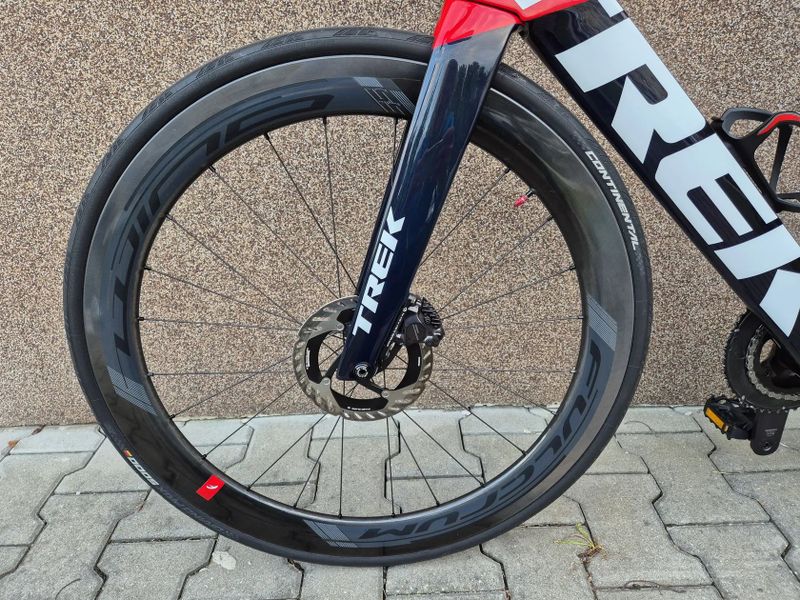 Trek Madone SLR 7 Gen 6 velikost 58 (180-185 cm) navy carbon smoke/viper red