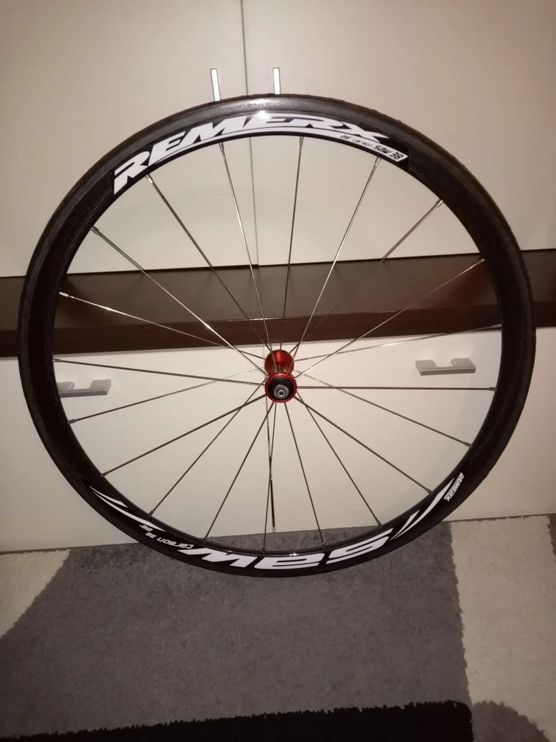 Karbonové silniční kolo Remerx saw 38 - přední 