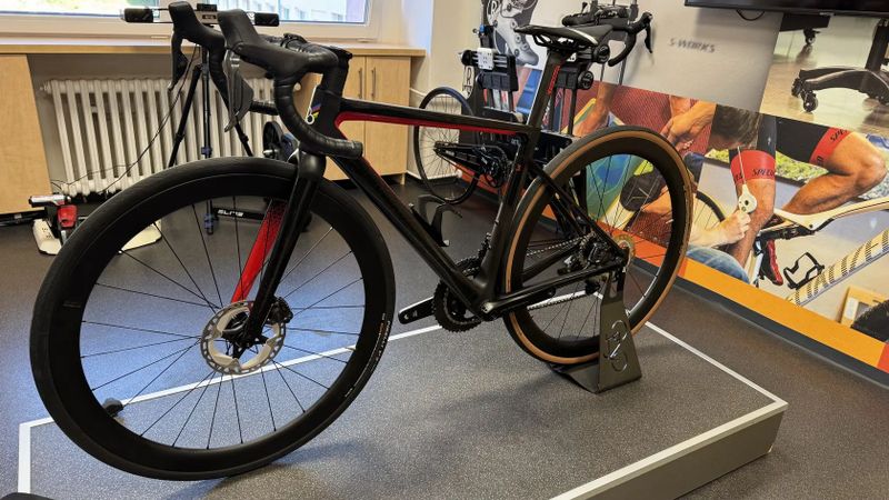 Colnago V3, Ultegra Di2 - 12 speed, karbonová kola - předváděcí kola