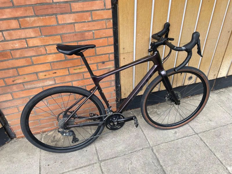 Karbonový gravel Giant Revolt Advanced 2 (s nejvyšší GRX 800 výbavou)