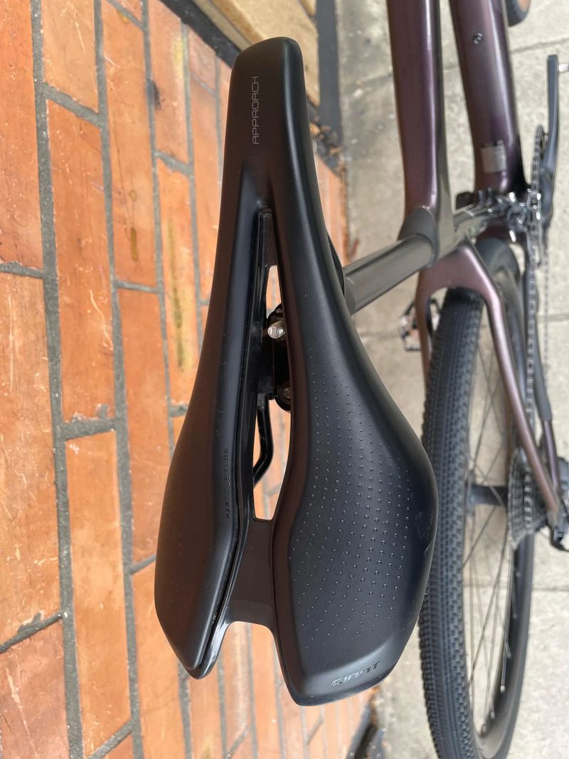 Karbonový gravel Giant Revolt Advanced 2 (s nejvyšší GRX 800 výbavou)