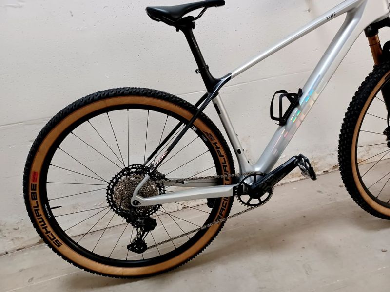 Horské kolo Cube Elite C:62 Pro silver´n´carbon 2024. Velikost rámu L