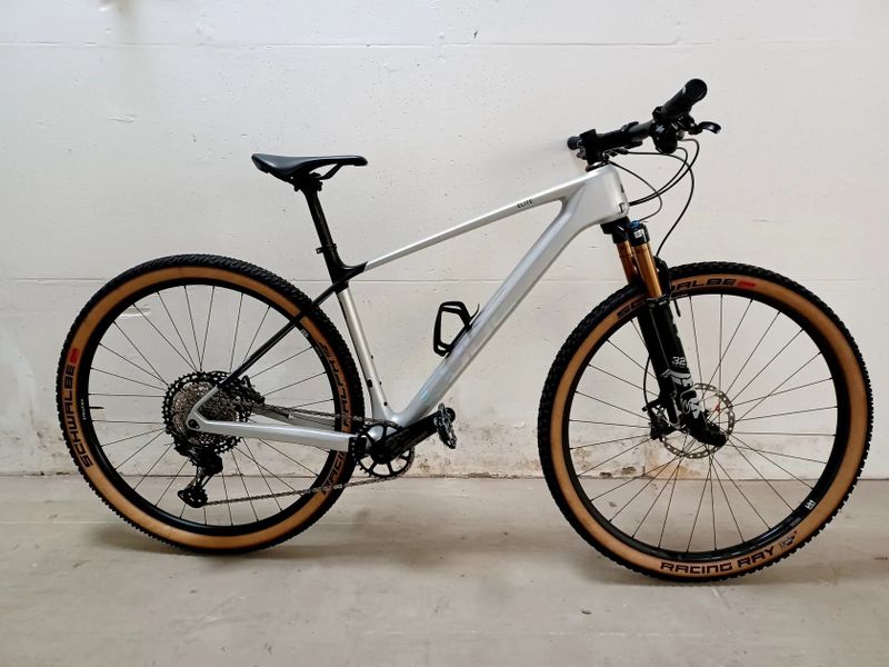 Horské kolo Cube Elite C:62 Pro silver´n´carbon 2024. Velikost rámu L