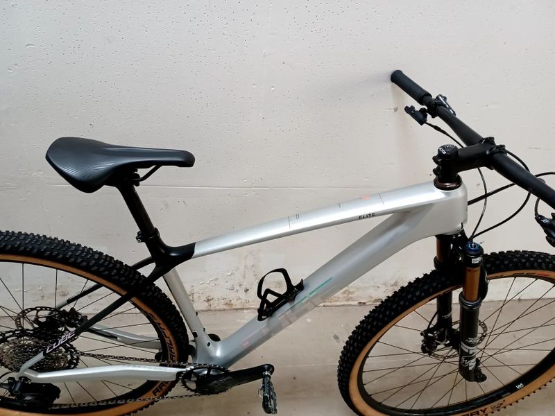 Horské kolo Cube Elite C:62 Pro silver´n´carbon 2024. Velikost rámu L