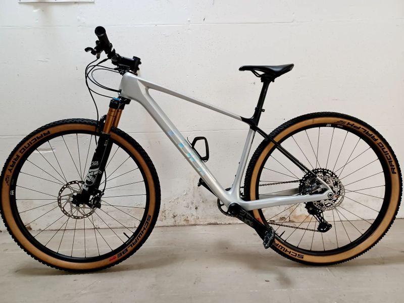 Horské kolo Cube Elite C:62 Pro silver´n´carbon 2024. Velikost rámu L