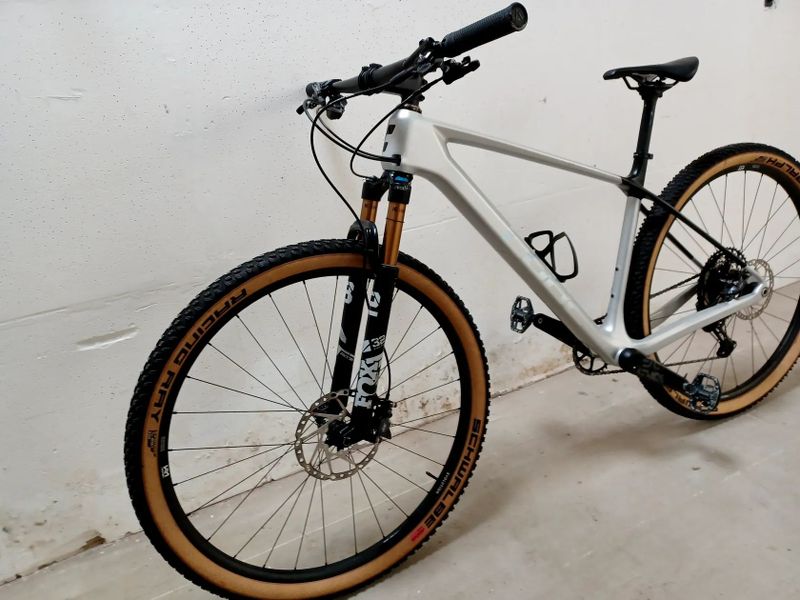 Horské kolo Cube Elite C:62 Pro silver´n´carbon 2024. Velikost rámu L