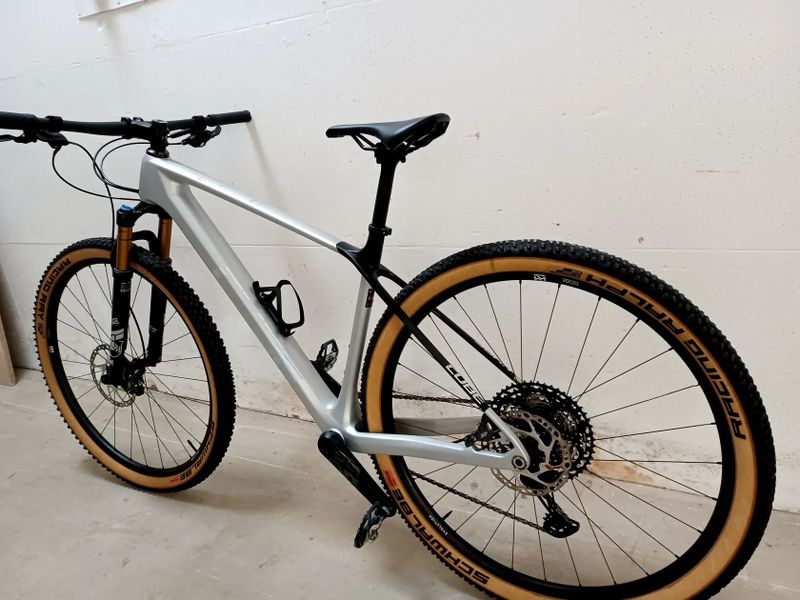 Horské kolo Cube Elite C:62 Pro silver´n´carbon 2024. Velikost rámu L