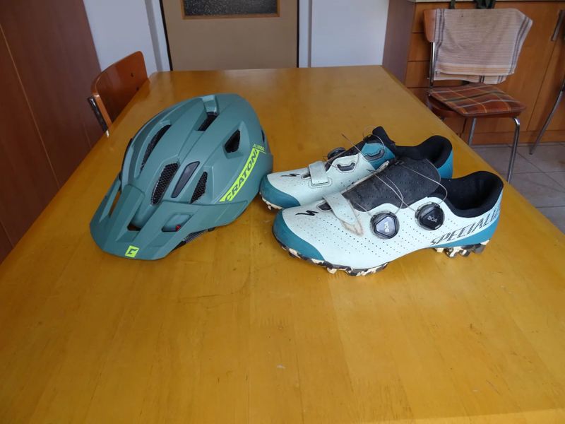 Tretry Specialized vel.42 + Helma CRATONI Allride 53-59cm