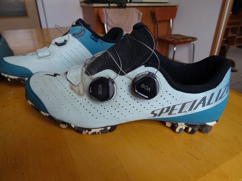 Tretry Specialized vel.42 + Helma CRATONI Allride 53-59cm