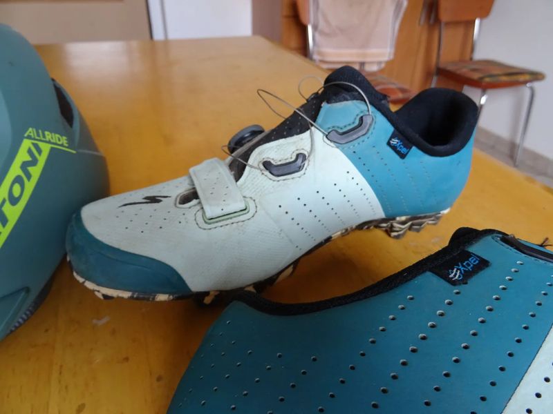 Tretry Specialized vel.42 + Helma CRATONI Allride 53-59cm