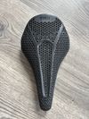 Sedlo Fizik Vento Argo R3 Adaptive - 140 mm